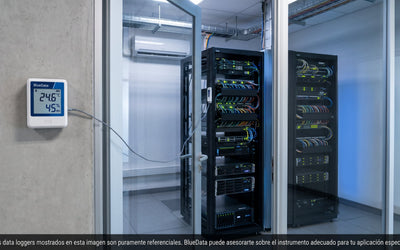 Sala de servidores con dos racks y un registrador de temperatura y humedad fuera de la puerta de vidrio, conectado a una sonda en el frente del rack.